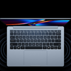 Bovenaanzicht van het volledige toetsenbord en grote touchpad van de Xiaomi Redmibook 14 Pro 2026